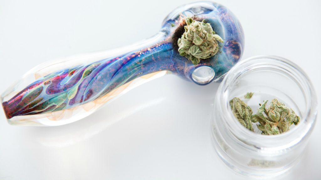 what to look for when buying a cannabis pipe