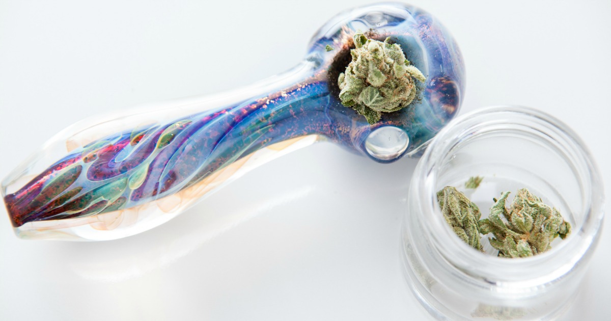 What to Look for When Buying a Cannabis Pipe: For Beginner to