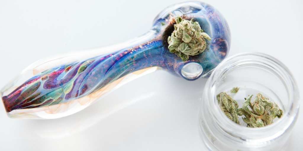 What to Look for When Buying a Cannabis Pipe: For Beginner to