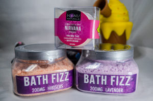 Honu hibiscus bath bomb and bath fizz